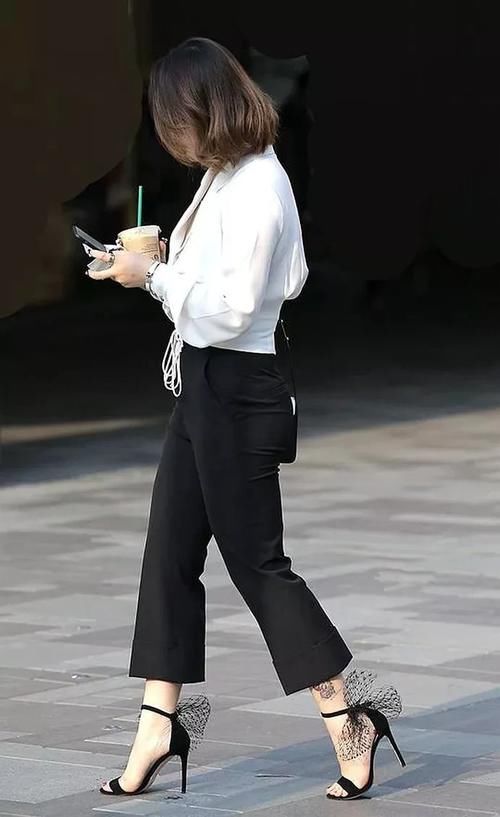 美女穿搭：吊带连衣裙气质穿搭，时髦高级又减龄