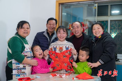 孙振东|外婆亲手炸春卷，孙女剪纸贴春联丨我家过年中国味