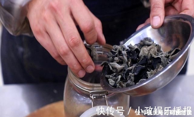 干木耳|泡木耳只加水就错了,饭店常加这2样,2分钟泡开、木耳又大又软