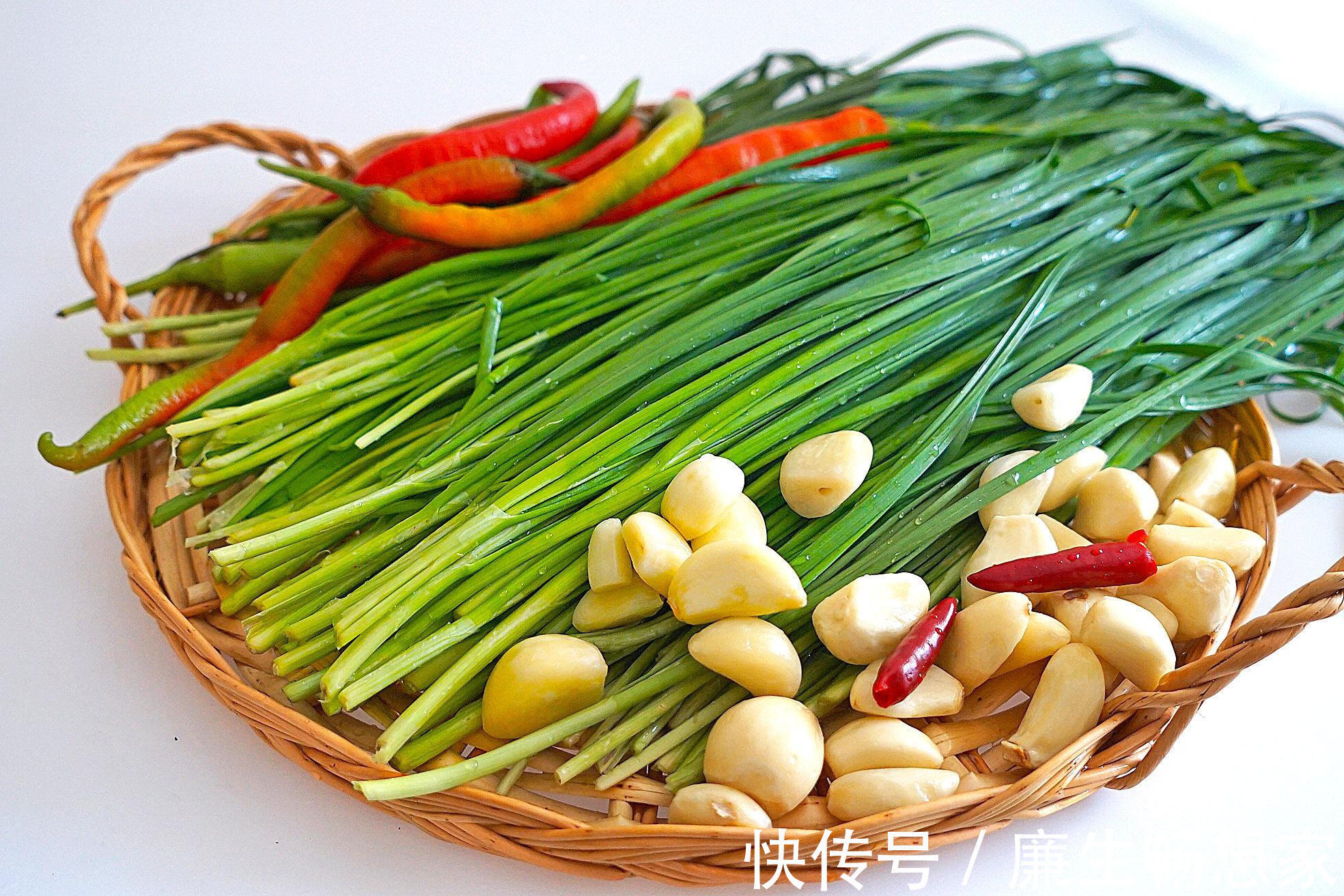 此菜一斤才2块钱,简单腌一腌,够吃大半个月,大鱼大肉都靠边站