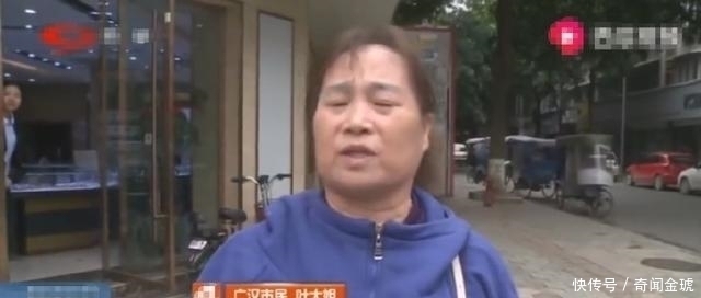 手镯|女子9000买金手镯，调暗扣时店员说是假货，女子：你店里的！