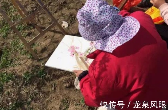 画技$农妇模仿大师画画,一幅能卖200元—1000元,专家说:她不懂艺术