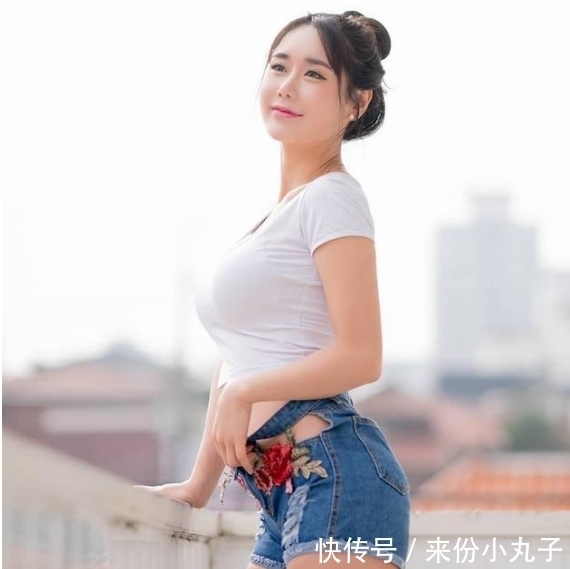 搭配|性感美女搭配上时尚紧身打底裤,娇艳欲滴凸显完美身材!