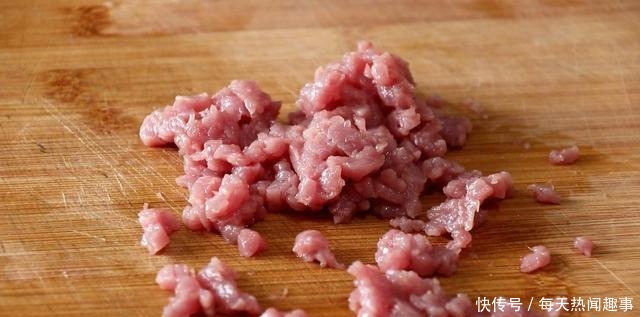 1根茄子,一块猪肉,这是茄子肉末焖面的做法,真好吃