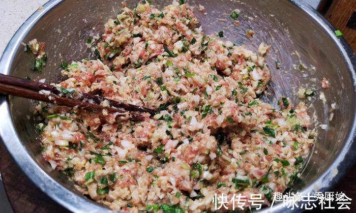 老师傅|包白菜饺子时,记住老师傅的“2放2不放”,饺子鲜嫩多汁,特好吃