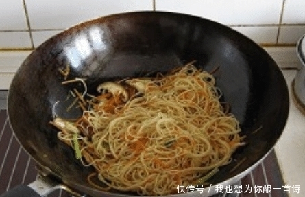 面条不要煮着吃!教你全新做法,咸香美味,Q弹爽滑,比肉还好吃!