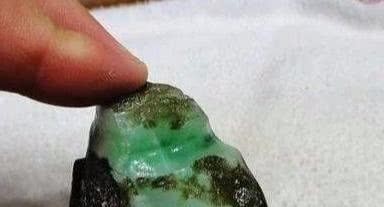 a771|在朋友店里小百捡漏的小石头,切开后让他欲哭无泪?