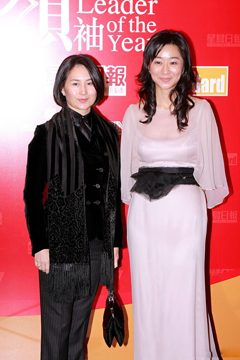 何超琼|58岁何超琼再次艳压群芳,黑色蕾丝裙配飞尾短发,胸针显真名媛