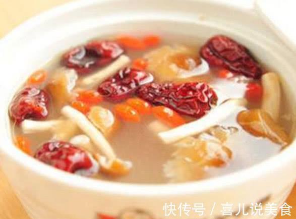 炖任何骨头汤，都不要直接加水就炖，多加一步，汤更白味更浓