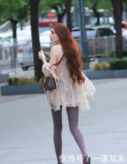 街拍 打底裤造型特别贴身, 赋予女性不一样的时尚魅力!