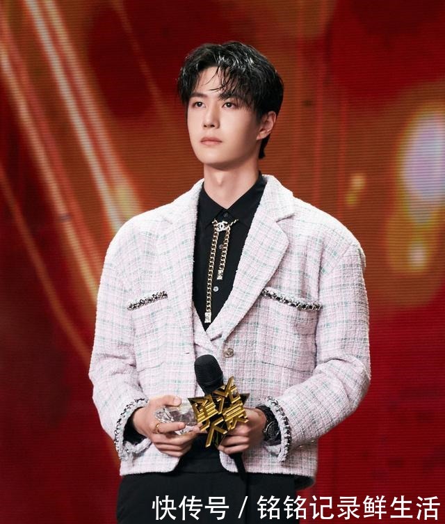 王一博荣获“星动男神”，获得了每个平台最大奖，酷盖不愧是你！