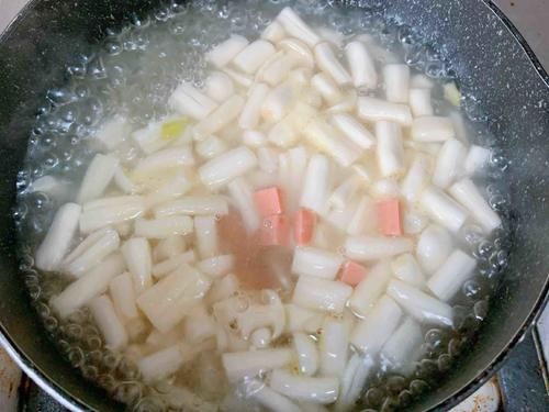 它是天然“堿性食物”，女性常吃，補益氣補血，美容養顏，頭發也變得烏黑發亮！