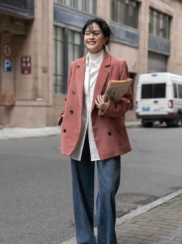 摩卡色 秋冬小西装的时髦穿搭分享:这些流行款穿上身,知性优雅又显气质