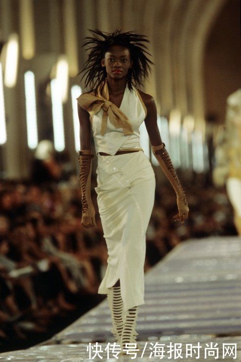 半裙|显瘦不挑人的半身裙，可能就是她们身上的这条了吧