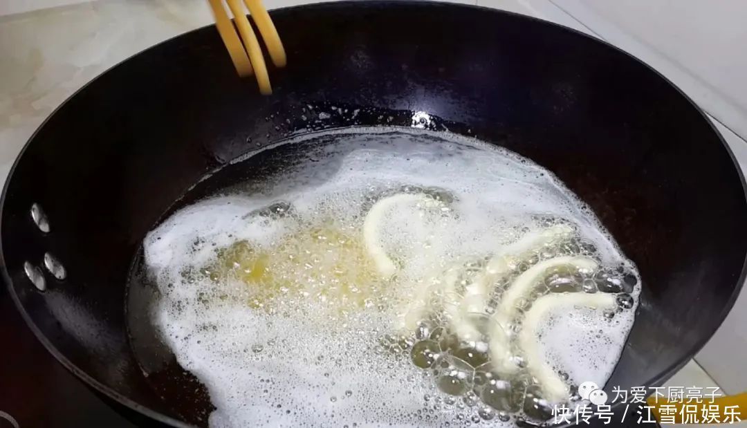  香甜|4个鸡蛋，1碗面，锅里炒一炒，又香又软又香甜，比沙琪玛还好吃！