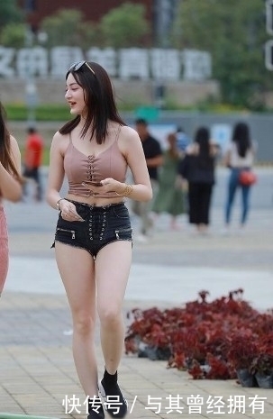 路人街拍，小姐姐穿一身黑色的时尚连衣裙，简洁的裁剪更显女人味