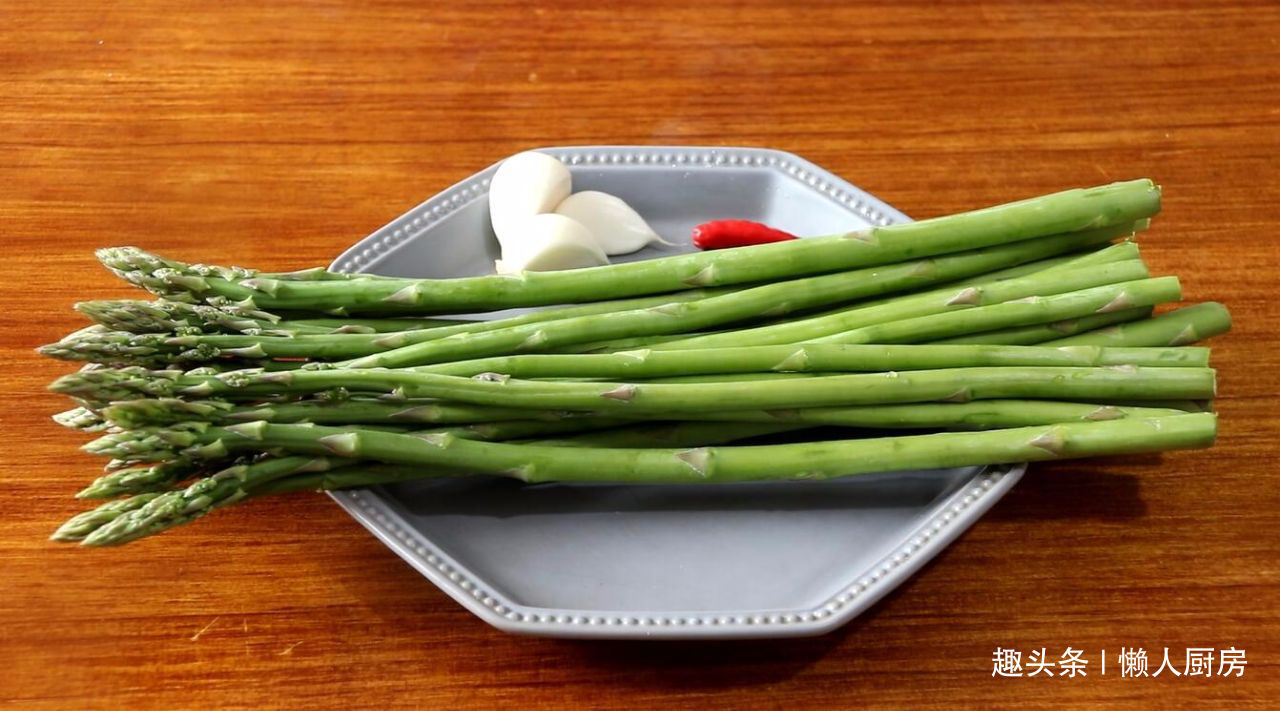 教你芦笋最简单的做法,一煮一淋两步搞定,口感脆嫩,营养不流失