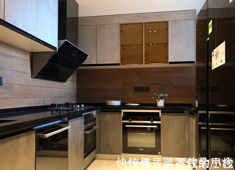 电视机|用金色来描绘黑白,传递出不一样的空间,卧室的浮雕墙纸更是独特