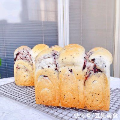 低油紫米吐司|低油紫米吐司最香的吃法，让我连吃了三碗饭