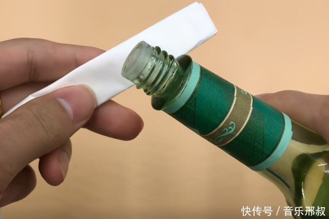 把花露水滴在纸巾上,家家户户都能用上,涨知识了