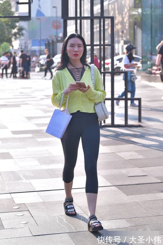 裤子 美女街拍:一件编织网状的镂空内衬外穿针织外套,因此变的青春靓丽了许多