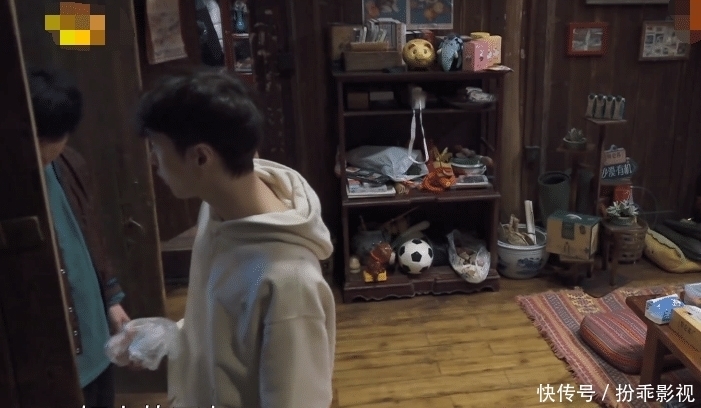 何老师|张艺兴做错菜自责,师父黄磊察觉他的情绪,随后做法暖到心里了!