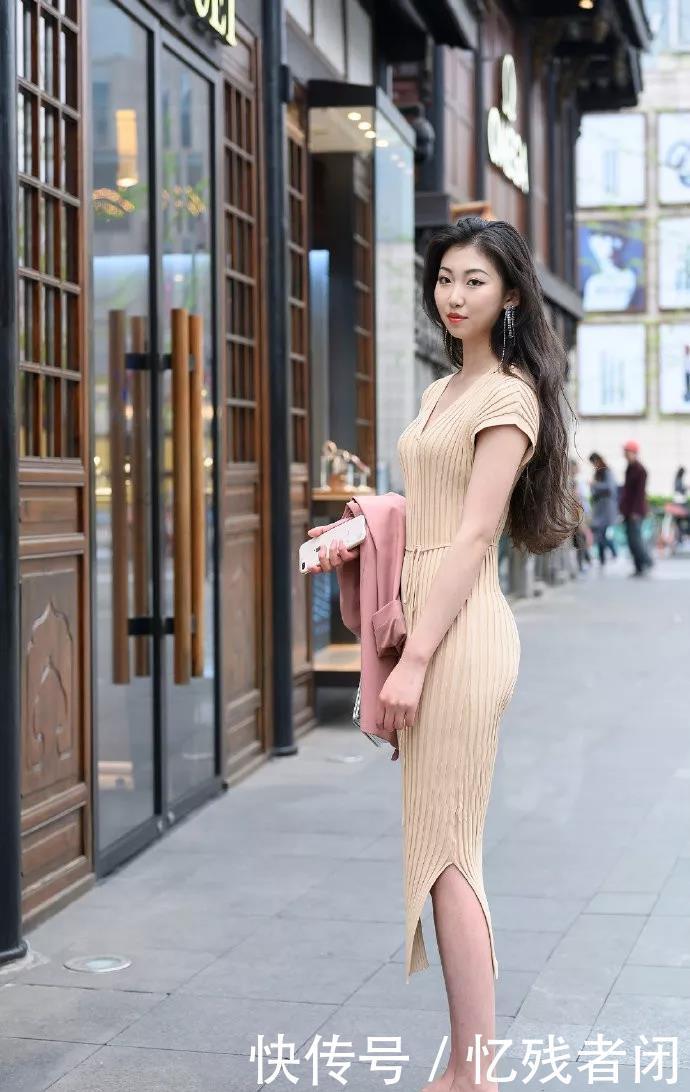 街拍时尚:高跟鞋时尚穿搭,展现出女性柔美的风姿