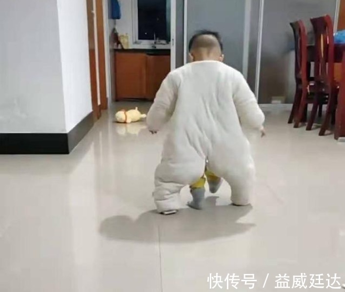 条腿|“我家宝宝是四脚神兽”,网友不理解,看到照片恍然大悟:好形象