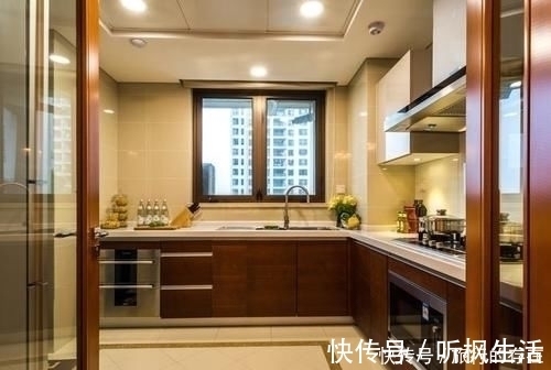 橱柜|安装橱柜记得在底部留空一格,过来人都懂,懊悔做错了