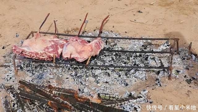 烤串|这才是真正的烤串,10个人都没吃完一串,老板真是实在!