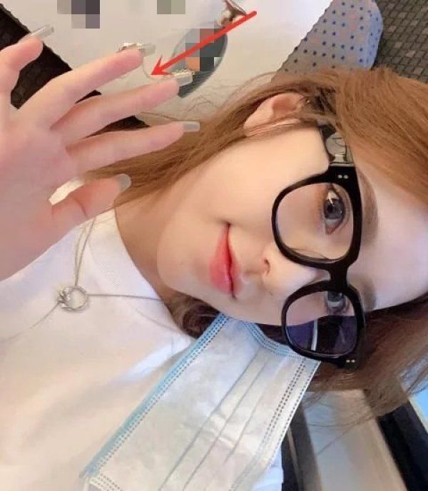 美甲|刘思瑶晒新做的美甲,却被上面的“链条”抢镜,不会扯到头发吗