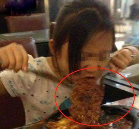 宝妈|5岁男孩强要邻桌牛排被拒,宝妈心疼帮腔,邻桌强势回怼太精彩