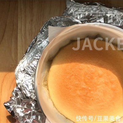 香蕉古早蛋糕，香甜松软，满室飘香，口感如棉花般的轻柔，超好吃