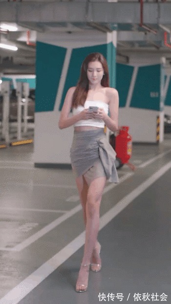 |搞笑GIF:妹子你这样挎包,把旁边的大姐看懵了