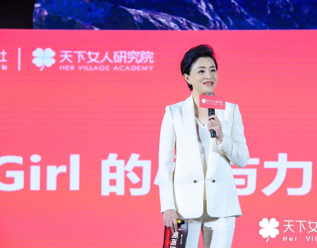 平底鞋|杨澜“阿姨圈顶流”,穿一袭黑色亮片礼服出席活动,高贵减龄