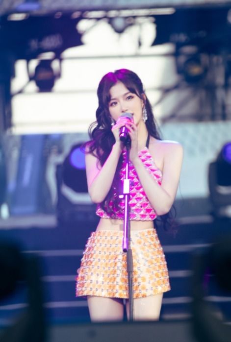 连衣裙|孔雪儿这衬衫够别致，只是“尖领+抹胸”就要上千块，怪美的