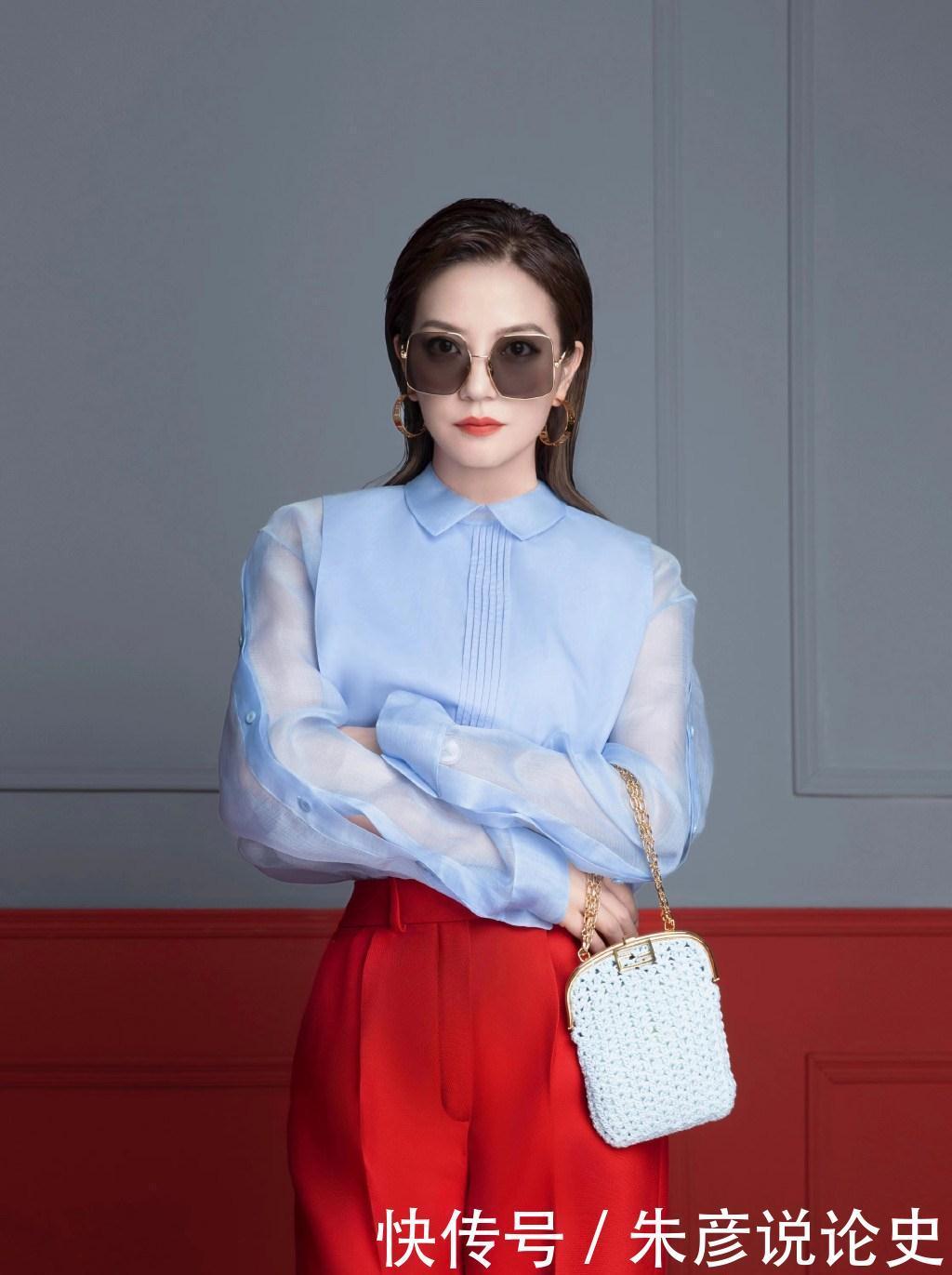 45岁女人显年轻的发型有哪些？中长直发或卷发都很好，时尚又优雅