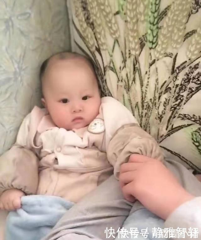 音乐|爸爸哄小宝宝睡觉,突然放音乐,宝宝反应把妈妈笑翻了