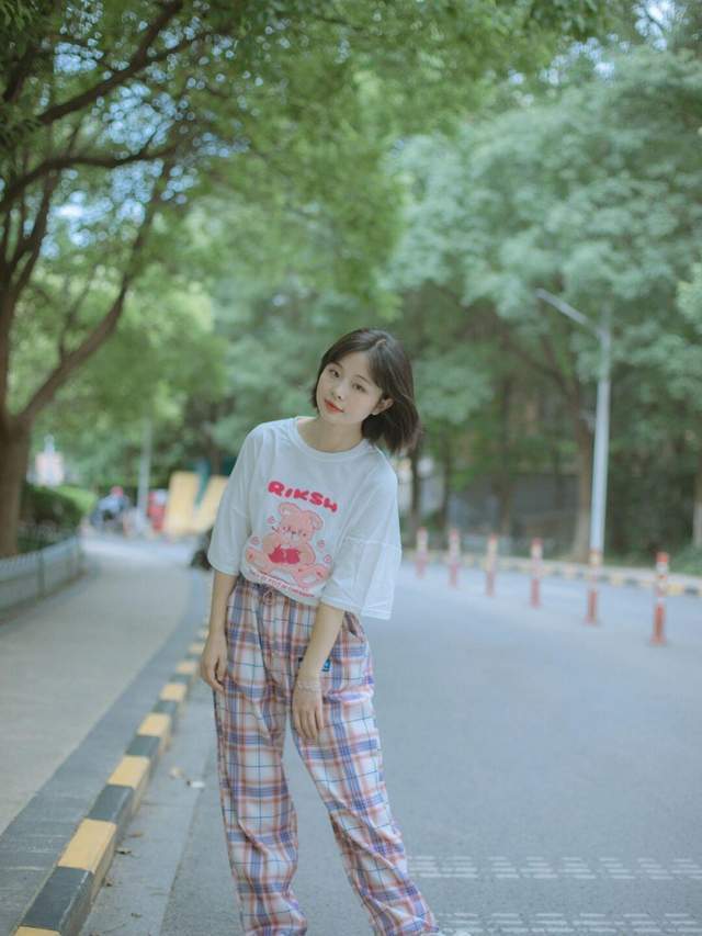 早秋|还在上学的女生可以这样穿,白色卫衣搭配百褶裙,款式百搭又休闲