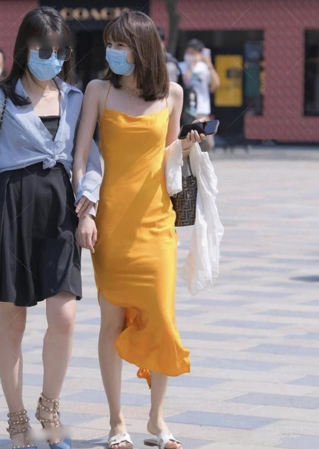 开背裙 炎炎夏日如何穿搭的时尚达人穿橙色“开背裙”,不仅清凉还高级