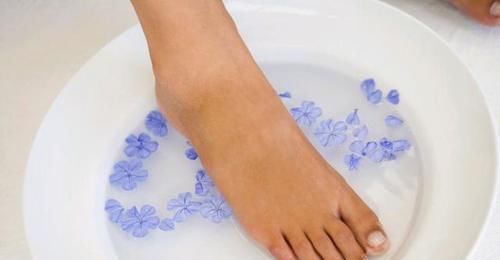 总感觉喉咙里有痰，却一直咳不出来，怎么办？不妨试试这4个方法