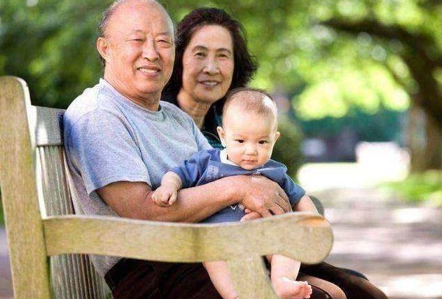 孩子|5岁孩子被问奶奶好还是姥姥好,孩子的回答,让在场的大人很羞愧