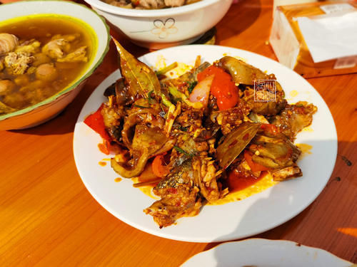 賓客們|參加農(nóng)村二舅60歲壽宴，隨了500元祝壽，18道菜剩大半：不敢恭維