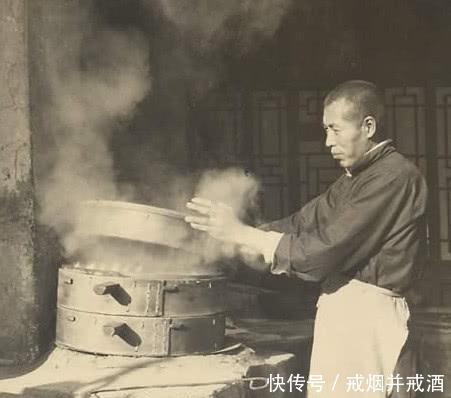 皇宫|他在皇宫摆摊卖馒头，宫女太监频繁光顾，皇帝知道后哭笑不得！