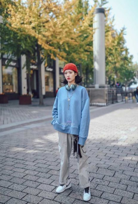 冬日|街拍:蓝色高领毛衣+黄色九分裤,在沉闷的冬日来点撞色简单时髦