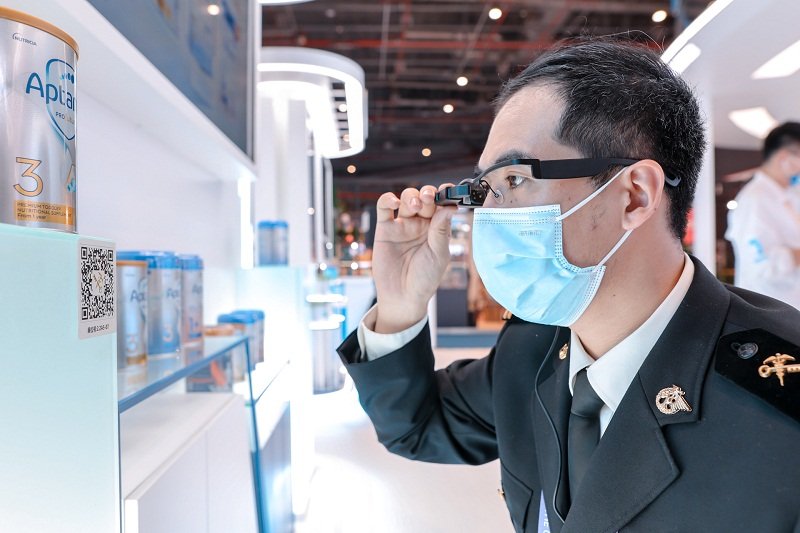 上海海关在本届进博会首度启用AR眼镜“智慧巡馆”