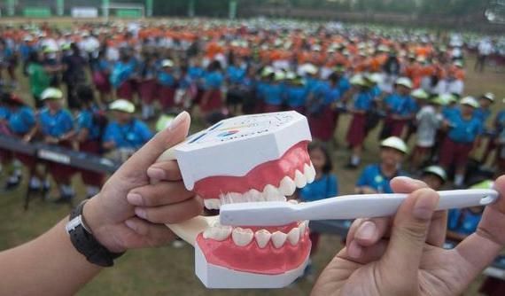 刷牙|女儿嘴太臭被同学孤立,医生从嘴里取出异物,连亲妈都当成作呕