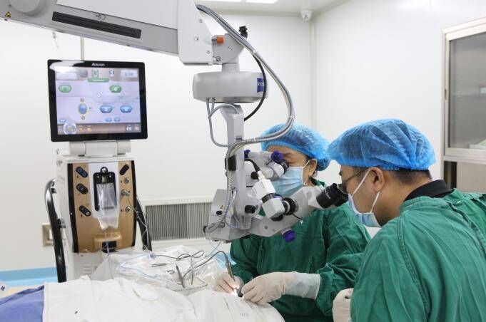 散光|聊城眼科大伽主刀主术，老人一站式解决近视远视散光白内障问题