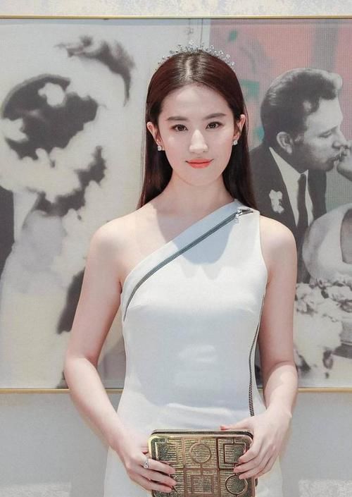 女生脸上有这4个＂特征＂，常被称为＂精致脸＂，很容易招惹异性！