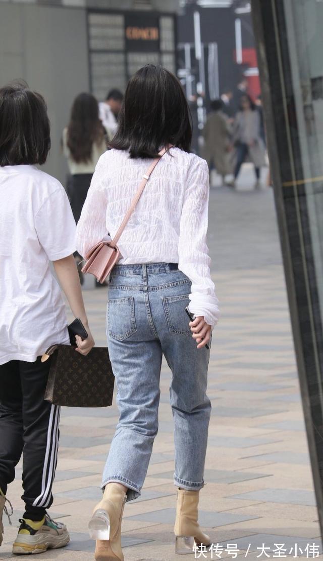 清纯|美女街拍:苗条女孩怎么穿更惊艳?蕾丝长袖+牛仔裤,清纯又可爱